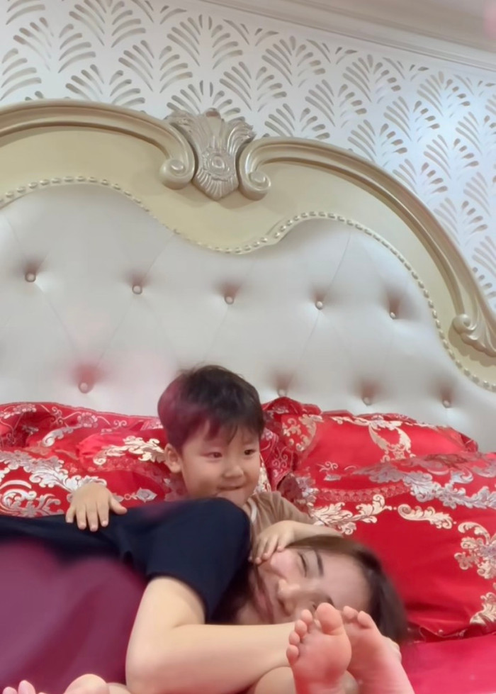 Bé Bo đã chủ động đặt tay lên khuôn mặt của mẹ