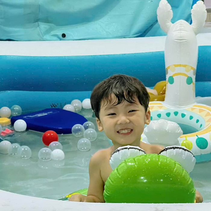 Bé Bo được nhiều người nhận xét càng lớn càng lộ rõ nét đẹp được thừa hưởng từ bố mẹ