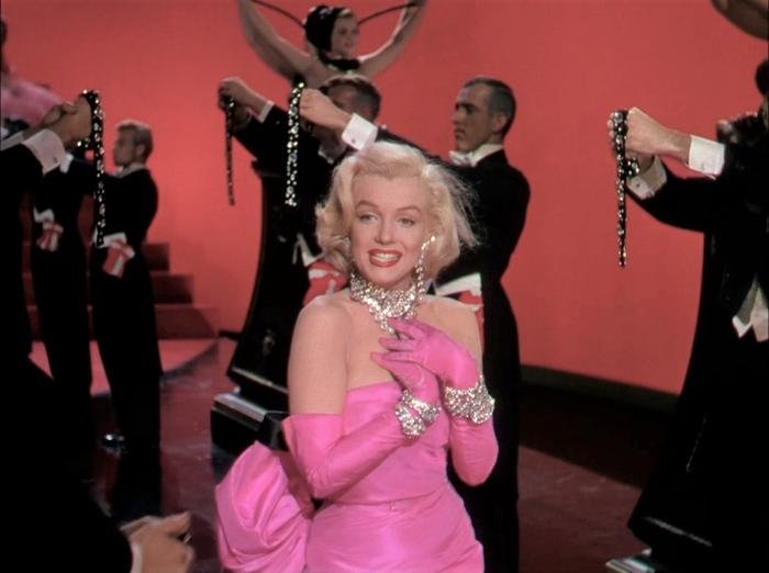 Thời trang điện ảnh: Chiếc váy hồng plan B làm nên lịch sử của 'tóc vàng hoe' Marilyn Monroe Ảnh 2