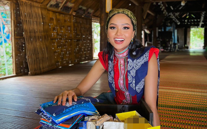 Sao Việt được fan tặng quà: H'Hen được fan tặng tiền đô, Mỹ Tâm được hẳn bó rau Ảnh 2