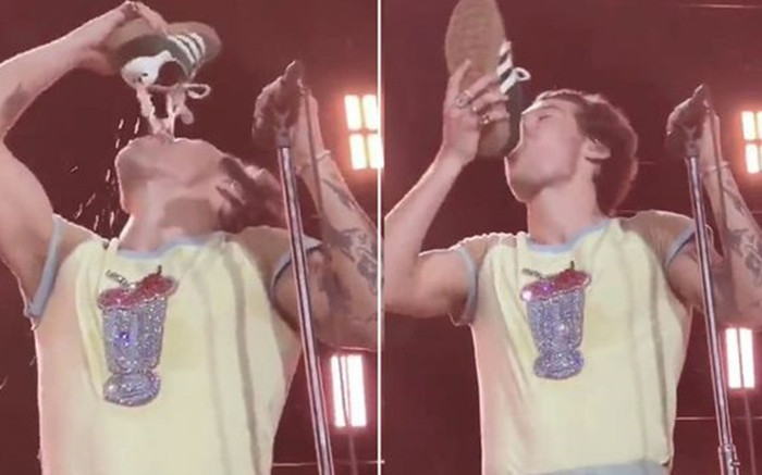 Nam ca sĩ gây sốc khi uống nước rượu đổ ra từ giày trên sân khấu Ảnh 2
