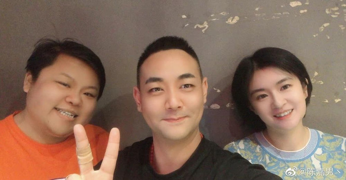 Trần Thần (áo cam) và Trần Gia Nam (áo đen) là những diễn viên tạo nên thành công của Tiểu Long Nhân.