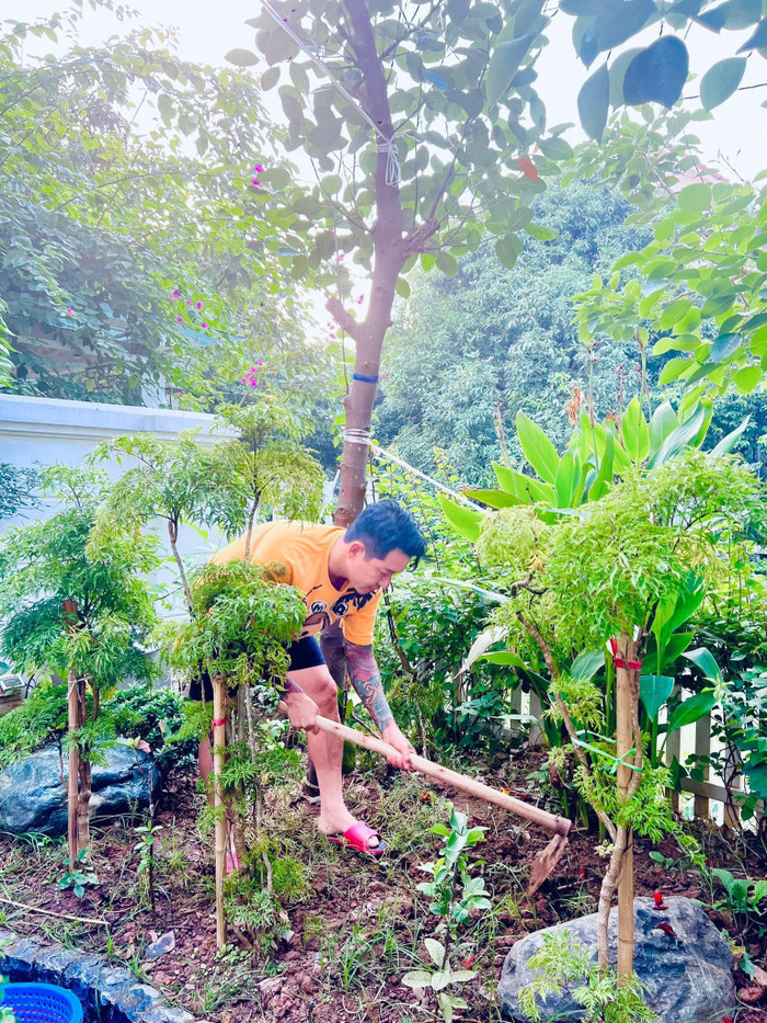 Tuấn Hưng đăng tải khoảnh khắc giản dị trong cuộc sống đời thường khi nam ca sĩ vào vai bác nông dân.