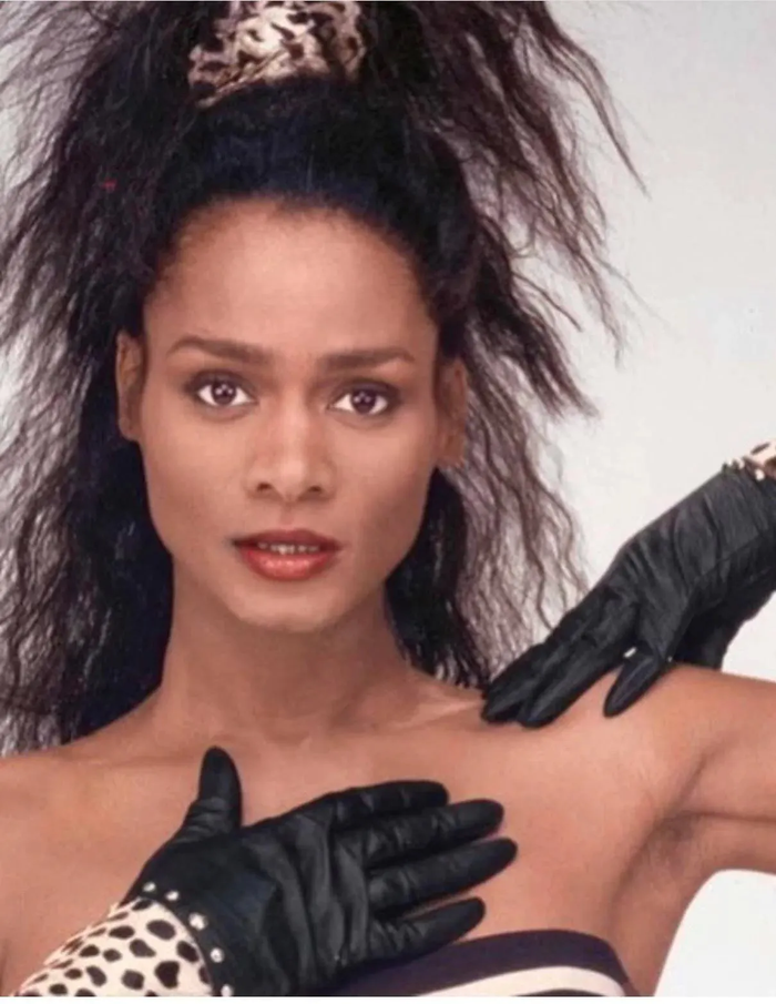 Tracey Africa là người mẫu chuyển giới người Mỹ gốc Phi đầu tiên nổi tiếng trong ngành thời trang.