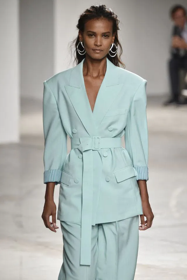 Liya Kebede được một đạo diễn phim phát hiện khi đang đi học, cô bắt đầu sải bước trên sàn diễn của Tom Ford và Gucci vào năm 2000. Ngoài làm người mẫu, Kebede còn là một nhà hoạt động vì sức khỏe của các bà mẹ.