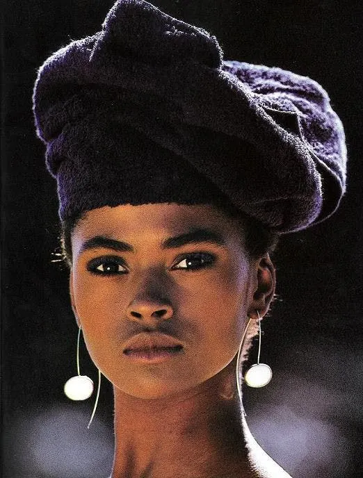 Karen Alexander bắt đầu sự nghiệp khi mới 16 tuổi. Cô đã đến casting tại rất nhiều công ty tại New York nhưng đều bị từ chối với lý do không ăn ảnh hoặc có hình ảnh quá thương mại. Phải đến khi tìm được Legends Agency, cô mới được ký kết hợp đồng và bắt đầu sự nghiệp người mẫu.