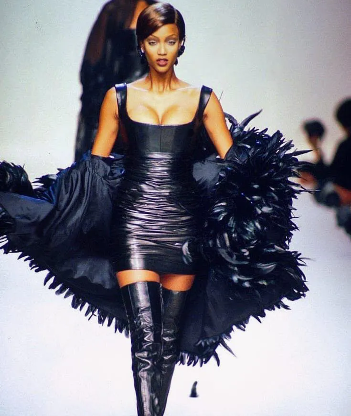 Tyra Banks bắt đầu làm người mẫu từ năm 15 tuổi và ký hợp đồng với Elite Model Management năm 16 tuổi. Cô là người phụ nữ da đen đầu tiên lên cả bìa GO và Sports Illustrated của Swimsuit Issue.