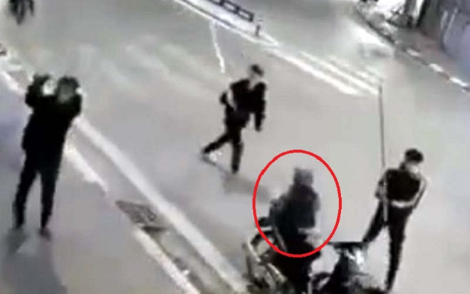 Bố hôn con trai trước cuộc hỗn chiến, cảnh tượng sau đó càng gây phẫn nộ Ảnh 2