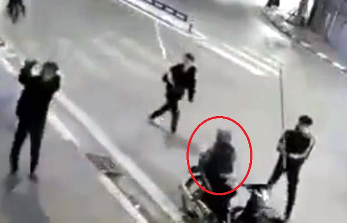 Đứa bé ngồi trên yên xe bị 'vây' bởi cuộc hỗn chiến giữa bố và nhóm côn đồ