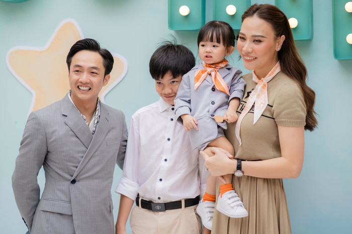 Từ một doanh nhân có tiếng đa tình, anh trở thành người đàn ông sẵn sàng vào bếp nấu nướng chăm lo miếng ăn giấc ngủ cho bạn đời kể từ sau khi về chung nhà với người đẹp Đàm Thu Trang. 