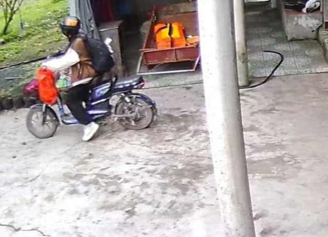 Camera an ninh ghi lại hình ảnh nữ sinh trước khi bỏ nhà đi