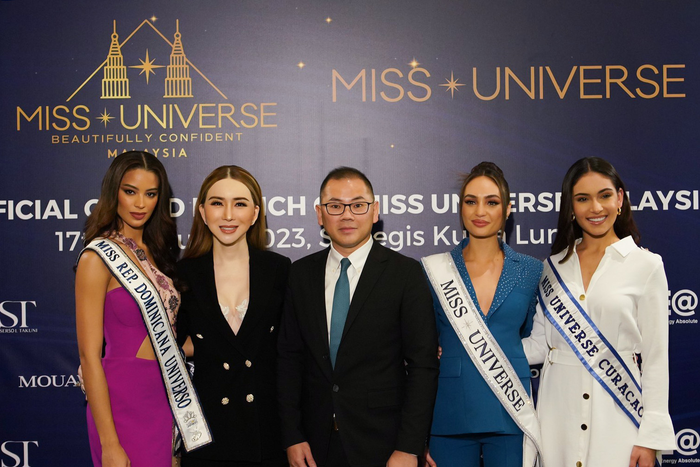 Đương kim Hoa hậu Hoàn vũ nhiều lần phải 'chào thua' với Á hậu 2. Nếu không có dải sash Miss Universe cùng vương miện trên đầu, nhiều người lại nghĩ Andreína Martínez mới 'chánh cung' thực thụ. 