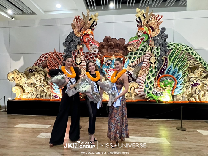 Lần này, nàng á hậu 25 tuổi chọn bộ jumpsuit màu đen tay voan phồng, kết hợp với màu son đỏ rực. Với lợi thế chiều cao, Andreína Martínez cân gọn đẹp mọi bộ cánh, khiến nhan sắc của R'Bonney Gabriel trở nên bớt thu hút mỗi khi cả 3 chụp ảnh chung. 