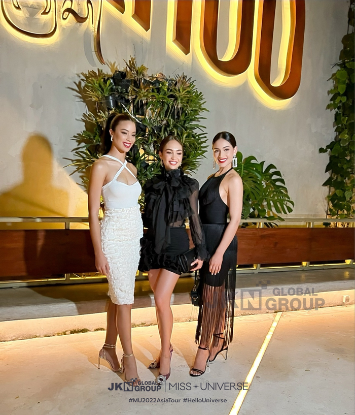 Trong một sự kiện khác, người đẹp diện tông khác hẳn so với cả Miss Universe và mỹ nhân Top 5 - Gabriela. Do đó, dù đứng bên trái của khung hình, nhưng cô vẫn là điểm hấp dẫn đầu tiên để người xem chú ý. 