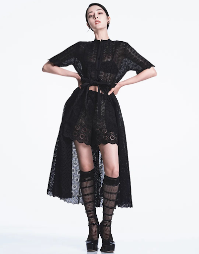 Cô nàng lựa chọn trang phục tối màu, khéo léo che vòng 2