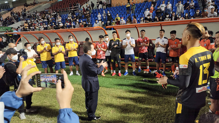 Bầu Hiển thưởng tiền cho CLB Đà Nẵng vào năm ngoái. 