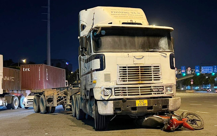 Phút trước còn ở nhà bạn chơi, vừa ra về nam dân quân tự vệ đã bỏ mạng dưới bánh xe đầu kéo Ảnh 2