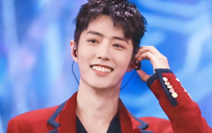 Tiêu Chiến bị fan chụp trộm hộ chiếu, vây kín không thể di chuyển ở sân bay Ảnh 2