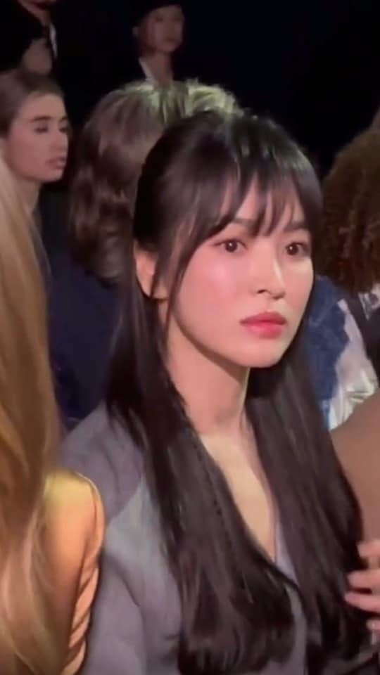 Sở hữu đôi mắt to tròn, sống mũi cao cùng làn da trắng đẹp không tì vết Song Hye Kyo đẹp bất chấp camera thường.