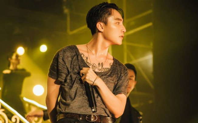 Lâu lâu mới 'ra vẻ' hát hò, Sơn Tùng bị chê bai cực mạnh: 'Hát như rên, 3 điểm' Ảnh 2