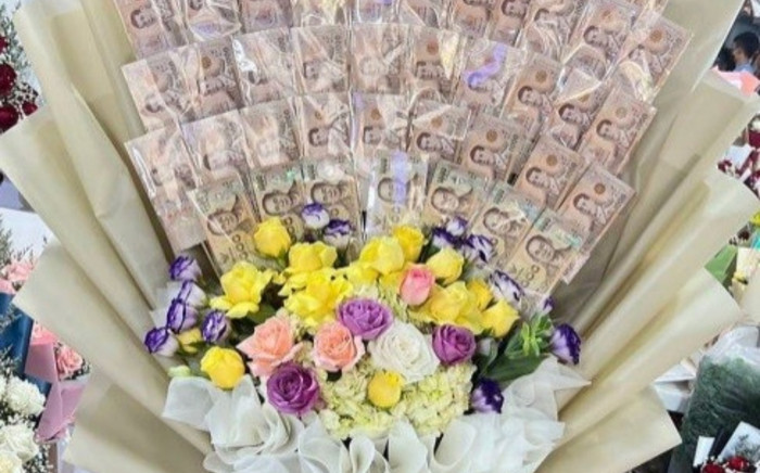 Đặt bó hoa bằng tiền mặt trị giá 37 triệu đồng tặng bạn trai nhưng cô gái liền thất vọng đi báo cảnh sát Ảnh 2