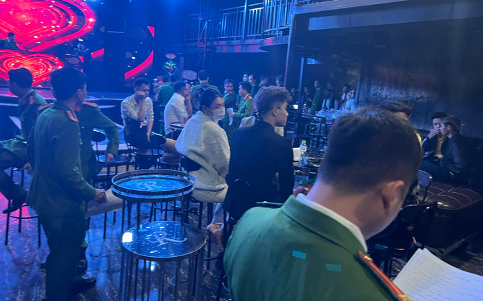 Đột kích quán bar, phát hiện nhiều nam thanh nữ tú đang 'phê pha' trong tiếng nhạc mạnh Ảnh 2
