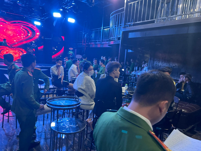 Cơ quan Công an tiến hành kiểm tra đột xuất quán bar