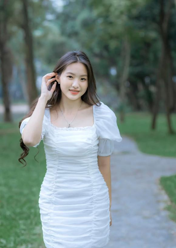 Huệ Anh tròn 15 tuổi đã sở hữu chiều cao ấn tượng cùng nhan sắc cực xinh đẹp