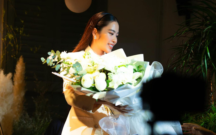 Chụp ảnh cùng khán giả sau đêm diễn, Nam Em gây bất ngờ khi kiêm luôn vị trí trông em bé Ảnh 2