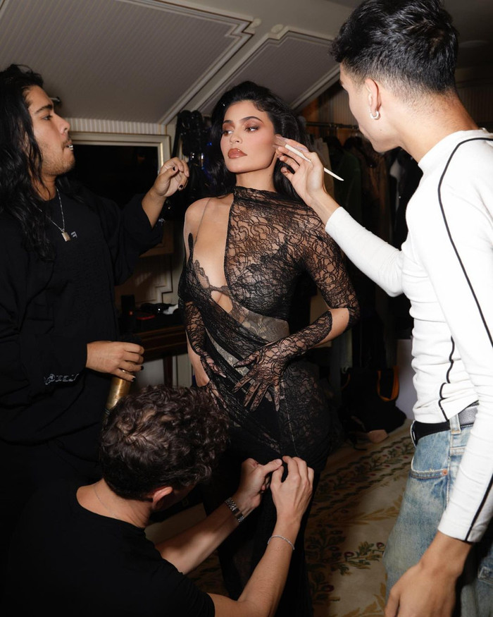 Mỗi lần xuất hiện ở chốn đông người Kylie đều khiến công chúng 'choáng ngợp' trước sự chuyên nghiệp, chỉn chu của cô nàng để có những thước phim đẹp nhất