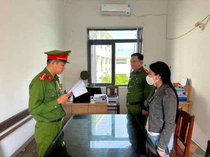 Bị can Trương Thị Vân Anh tại cơ quan công an. (Ảnh: CAĐN).