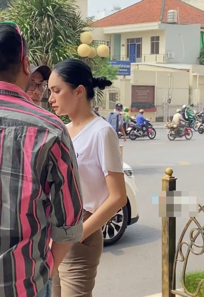 Hương Giang và ê-kíp tại sự kiện chiều 23/2.