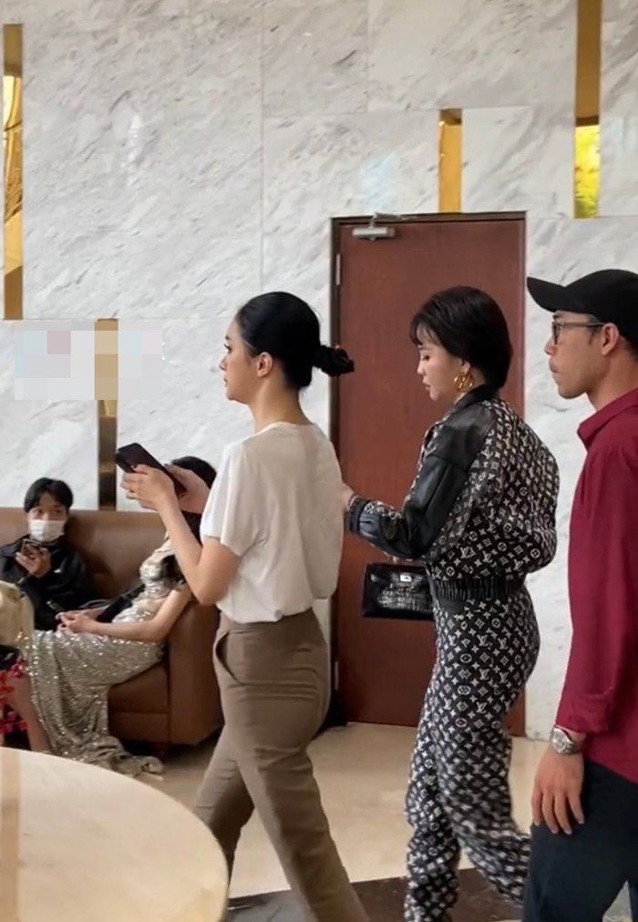 Hương Giang bỏ ra về trước giờ diễn ra họp báo Miss International Queen Vietnam - Hoa hậu Chuyển giới Việt Nam 2023.