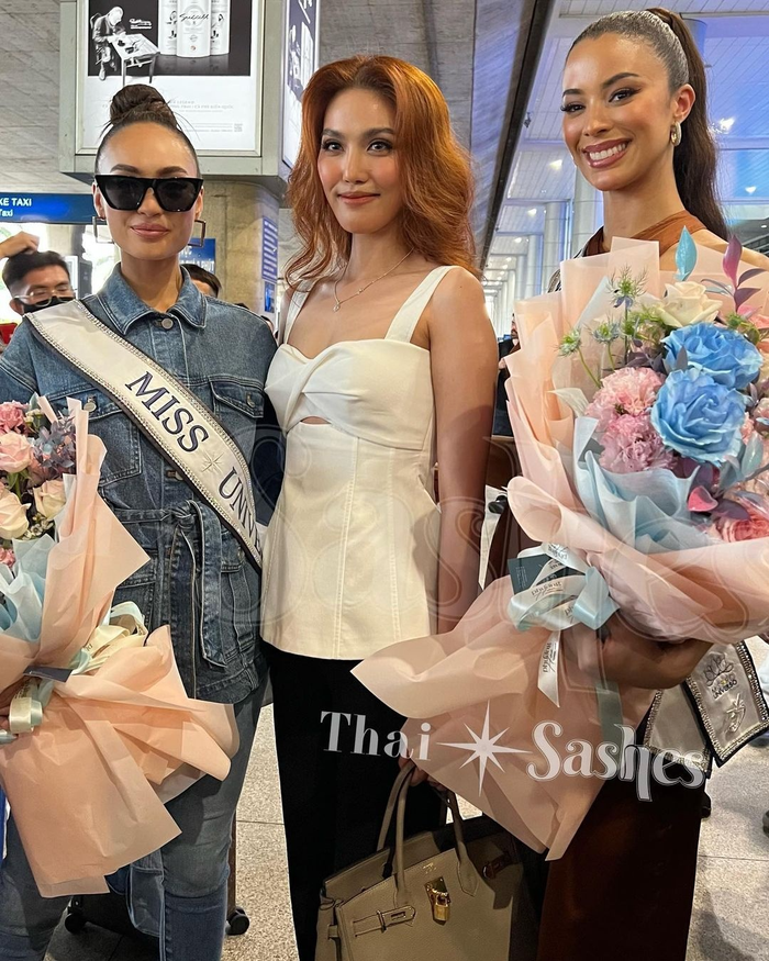 Hai người đẹp Miss Universe cùng siêu mẫu Lan Khuê rạng ngời tại sân bay Tân Sơn Nhất. 
