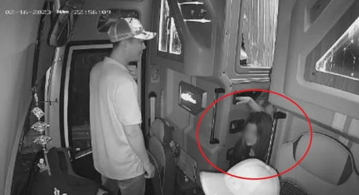 rước đó, nhà xe đã đề nghị về việc tìm vị trí thích hợp để khách đi vệ sinh, dù xe đang trên cao tốc, tuy nhiên nữ hành khách không đồng ý. 