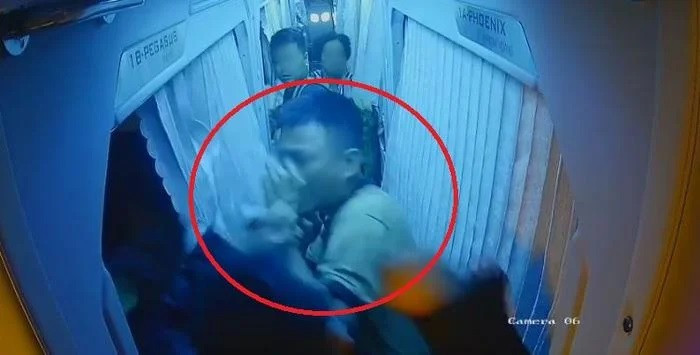 Nam tài xế bị hành khách lao lên xe hành hung được camera an ninh trên xe khách ghi lại. (Ảnh cắt từ clip).