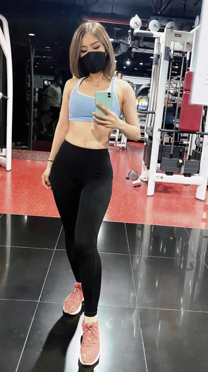 Bà xã Mạnh Trường khoe vóc dáng thon gọn cách đây một năm.