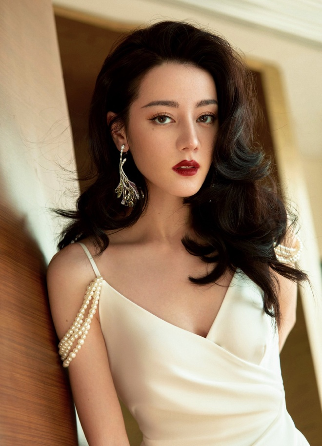 Địch Lệ Nhiệt Ba chỉ phủ nhận việc hẹn hò chứ không trực tiếp nhắc đến tin đồn sinh con.