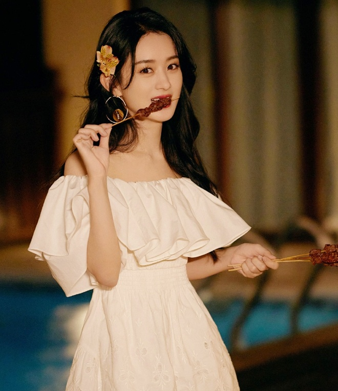 Triệu Lệ Dĩnh từng lấy lí do nghỉ ngơi để giảm bớt khối lượng công việc, thậm chí phủ nhận tin mang thai đến 4 lần. Tuy nhiên ngay năm sau lại công khai kết hôn với Phùng Thiệu Phong.