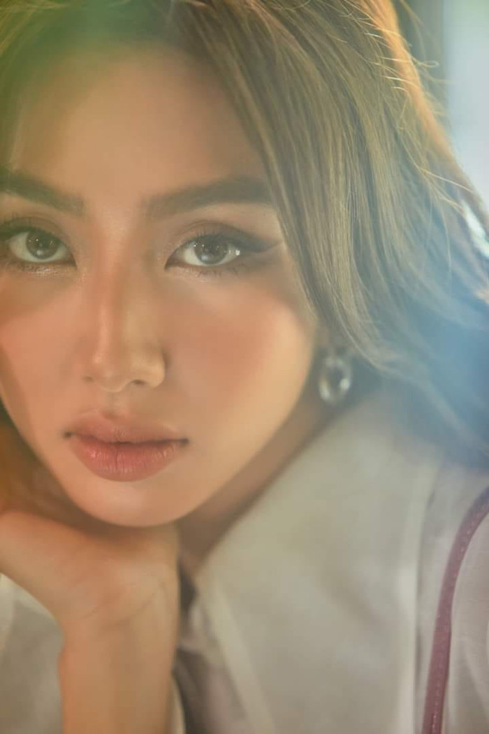 Trong những bức hình chụp cận mặt, Thùy Tiên khiến người hâm mộ phải xuýt xoa với nhan sắc vô cùng xinh đẹp. Cho dù trang điểm đậm hay để mặt mộc, cô vẫn tỏa sáng nhờ vào ngũ quan thanh tú cùng làn da mịn màng không tỳ vết.