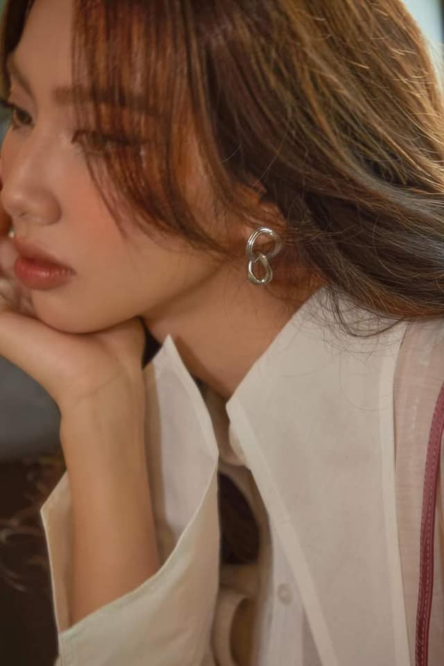 Có thể nói rằng Hoa hậu Hòa bình Quốc tế 2021 không có góc chết khi ở góc chụp nào cô cũng xinh đẹp bất chấp. Các bức ảnh của Thùy Tiên đều nhận được lượng tương tác rất lớn dù cô đã không còn đương nhiệm.