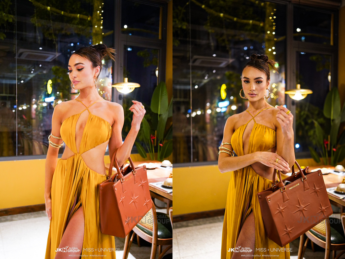 Bộ cánh đầu tiên mà mỹ nhân USA chọn lựa là một chiếc váy lụa satin dài cắt xẻ tạo bạo ở phần eo. Thiết kế cổ yếm đan dây của trang phục trở thành điểm nhấn giúp Gabriel khoe tinh tế phần vòng 1 của mình trước ống kính. Đi kèm là một chiếc túi mang tên thương hiệu Miss Universe. 