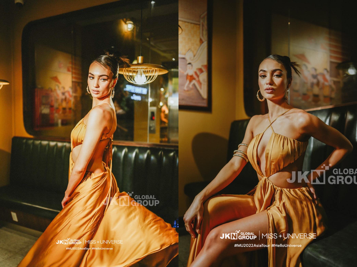 Đương kim Hoa hậu Hoàn vũ dường như lấy lại toàn bộ phong độ sau nhiều ngày bị Á hậu 2 'lấn lướt' về mặt visual. Từ kiểu tóc cho đến phụ kiện - trang phục được tạo hình một cách hoàn hảo. Bên cạnh đó, cách pose dáng của người đẹp Hoa Kỳ tại Việt Nam cũng tự tin hơn hẳn khi công du tại các quốc gia khác. 