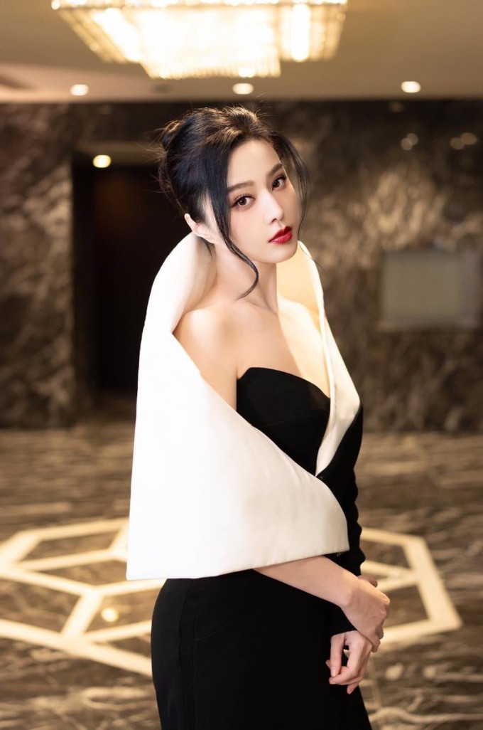 Vì không thể đóng phim tại quê nhà, Phạm Băng Băng đã quyết định sang Mỹ và Hàn quốc để tìm kiếm cơ hội được tham gia diễn xuất