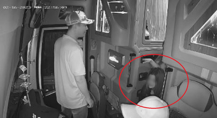 Cô gái nằng nặc đòi nhà xe dừng trên cao tốc để đi vệ sinh