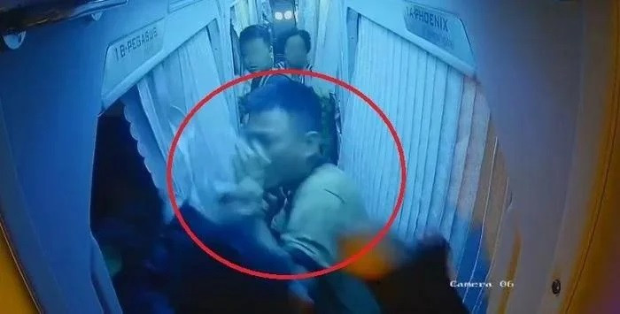 Trước đó, tài xế bị 2 người đàn ông lao lên xe hành hung. Ảnh trích xuất từ camera an ninh