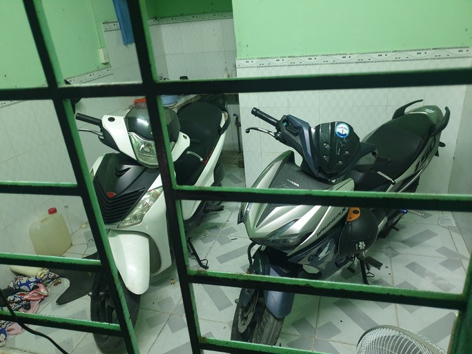 Hình ảnh 2 chiếc xe máy được cho là bị mất trộm, nay được cất trong phòng trọ của người khác