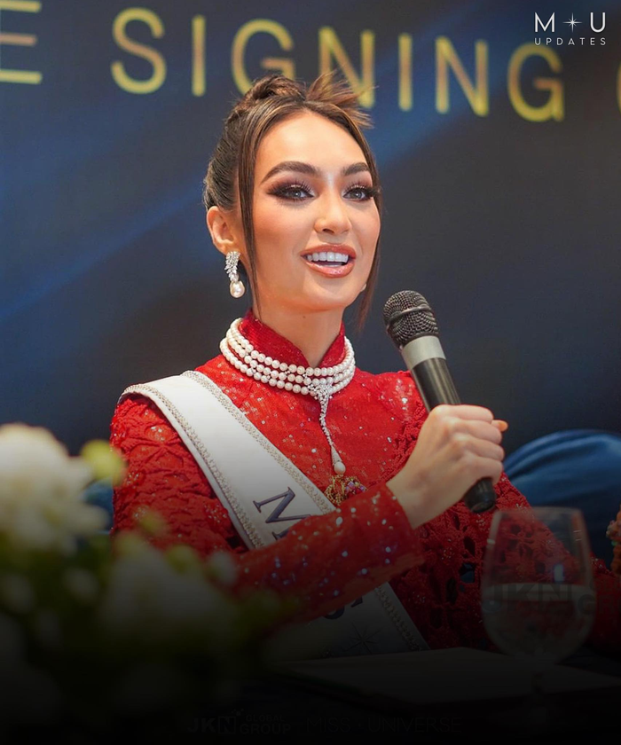 Chưa kể đến, mỹ nhân sinh năm 1994 được chuẩn bị một bộ trang sức ngọc trai sáng chói bao gồm hoa tai và dây chuyền. Miss Universe rạng ngời chiếm mọi spotlight trong suốt buổi lễ ký kết. 