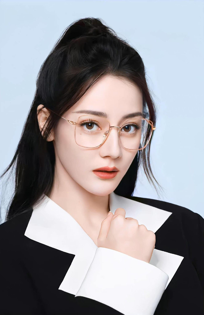 Những tấm hình Địch Lệ Nhiệt Ba làm người mẫu cho các nhãn hàng đều tối ưu việc che đi cơ thể hiện tại của cô nàng