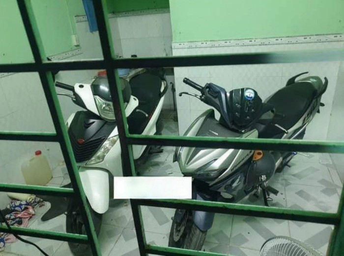 Hình ảnh 2 chiếc xe máy được cho là bị mất trộm, nay được cất trong phòng trọ của người khác
